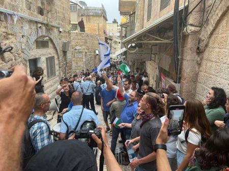 القدس : أفراد شرطة يعتدون على النائب عوفر كسيف | فيديو